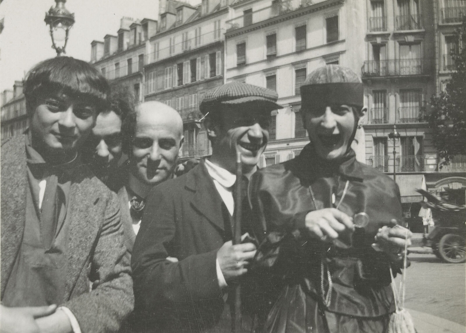 Jean Cocteau: Artists in front of the Café de la Rotonde, Paris, from left to right: Moïse Kisling, Manuel Ortiz de Zárate, Max Jacob, Pablo Picasso, Emilienne Pâquerette , August, 12, 1916